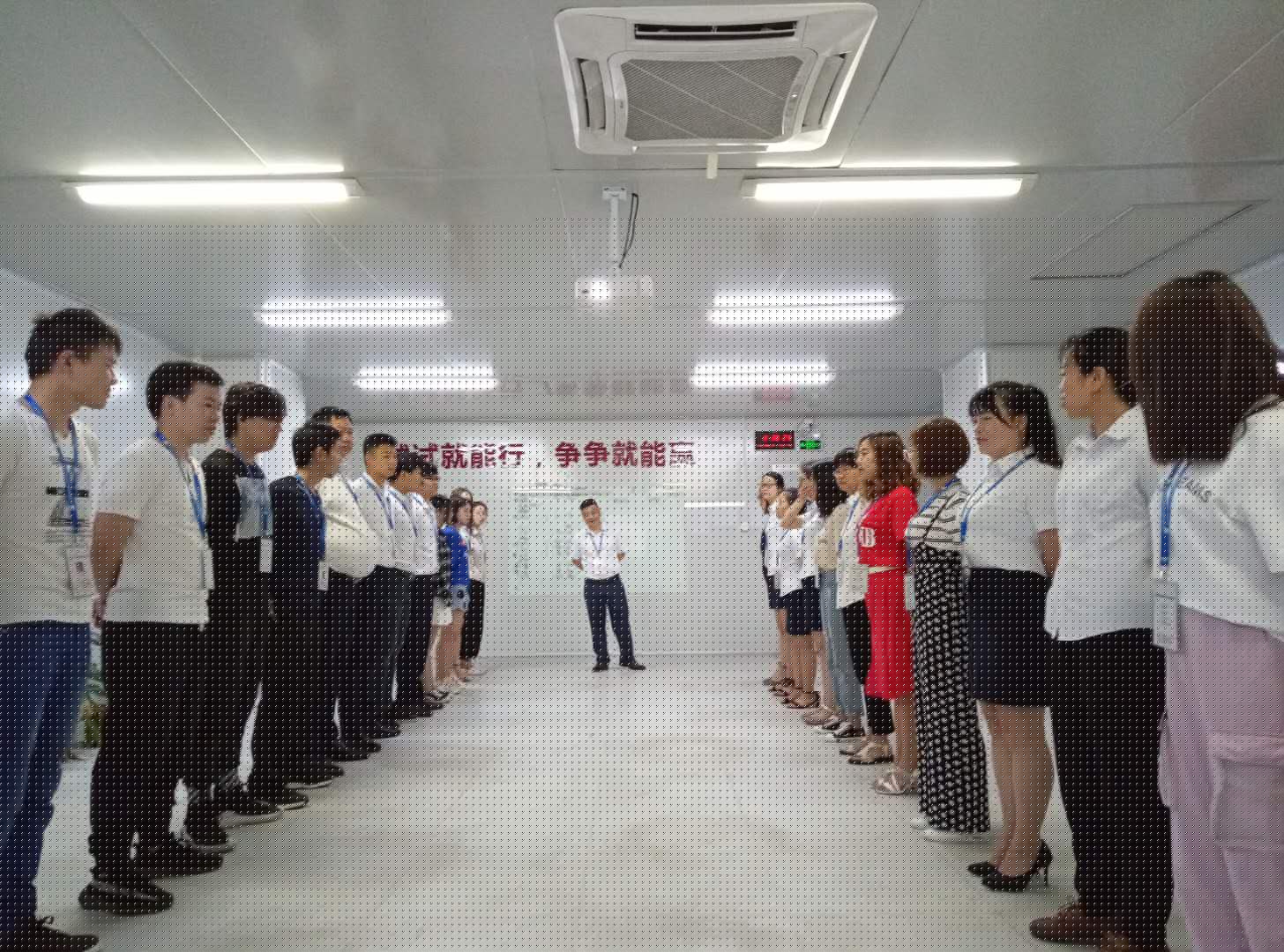 小銘打樣銷售、運(yùn)營及一線員工團(tuán)隊(duì)晨會(huì)